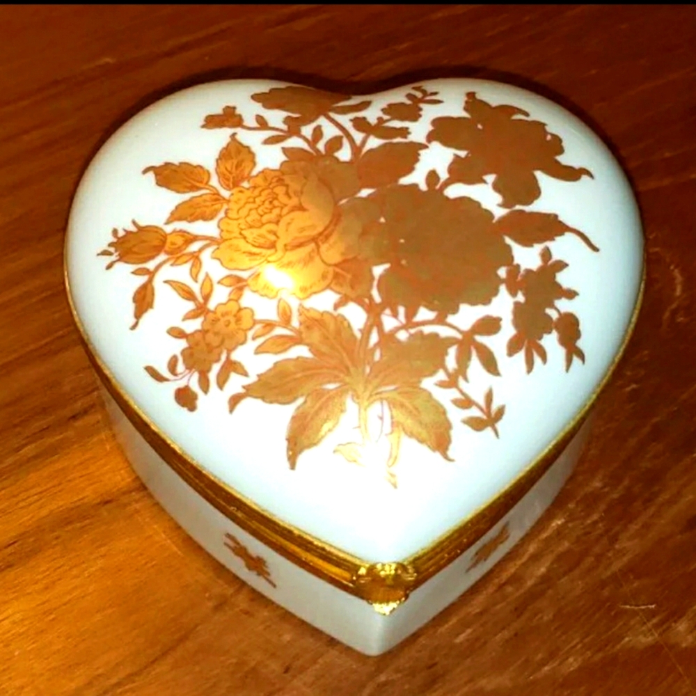 Limoges France Porcelain Heart Shaped Hinged Box With Rare Gold Leaf Rose Motif